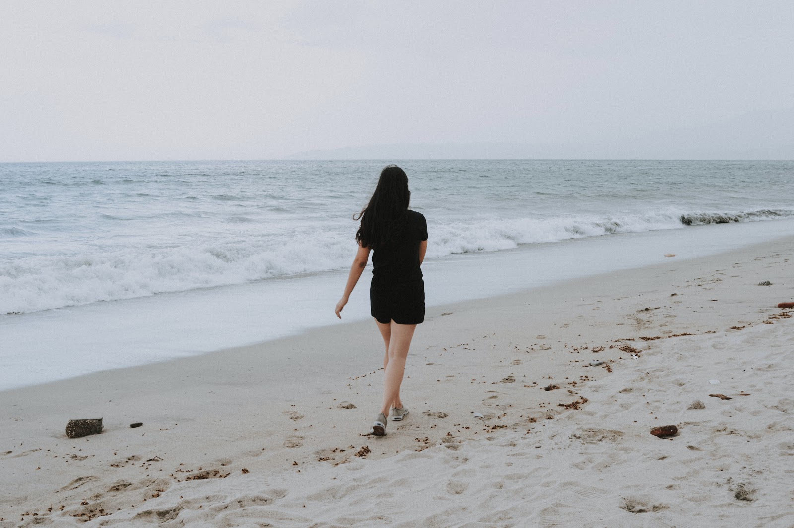 8 Benefits of Walking on the Beach
