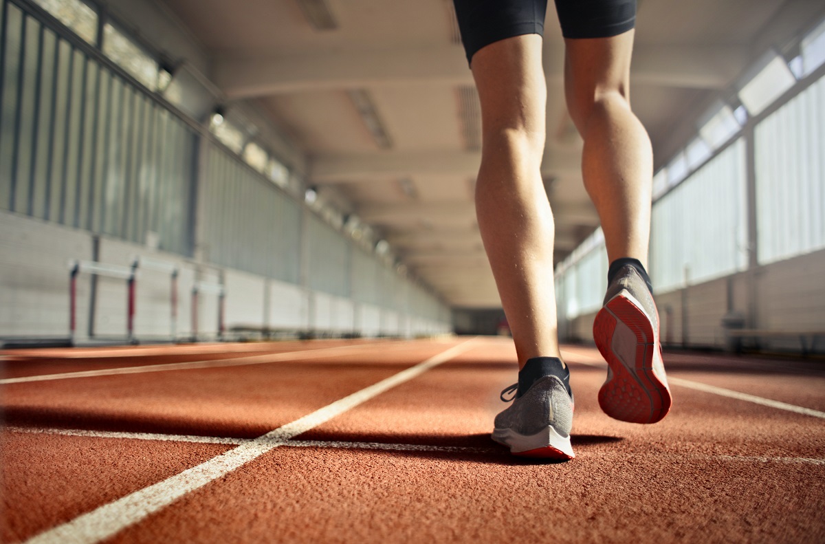 Athlete standing at the beginning of a runing piste